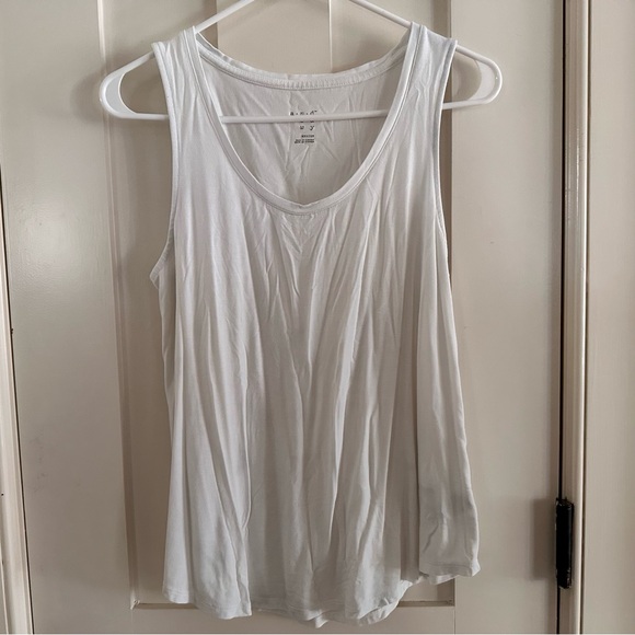 A New Day White V-Neck Flowy Tank Top - Picture 5 of 16